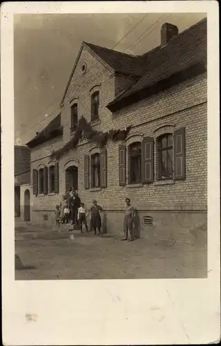 Foto Ak Oberröblingen Röblingen am See Mansfelder Land, geschmücktes Haus, Anwohner
