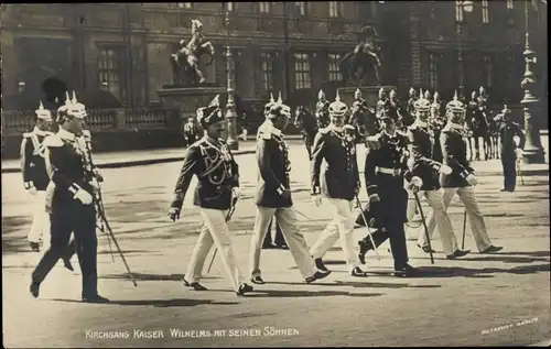 Ak Kaiser Wilhelm II, Kirchgang mit seinen Söhnen