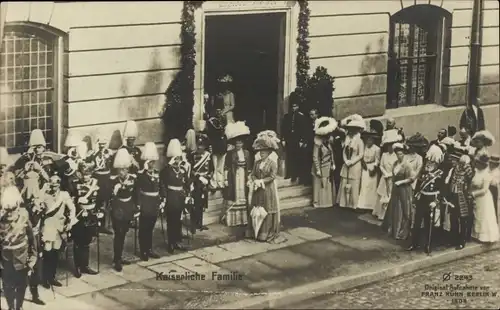 Ak Die Kaiserliche Familie, Gruppenbild, Paradeuniformen