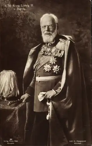 Ak König Ludwig III. von Bayern, Standportrait in Uniform, Orden, Mantel