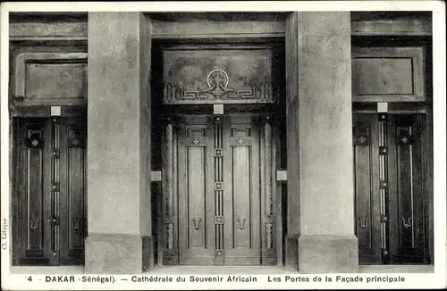 Ak Dakar Senegal, Kathedrale Souvenir Africain, Türen der Hauptfassade