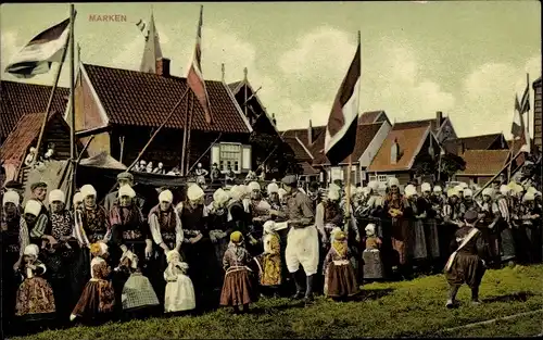 Ak Marken Nordholland Niederlande, Fest, Niederländische Volkstracht, Fahnen