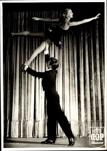 Foto Ak Akrobatik Duo in eleganter Pose