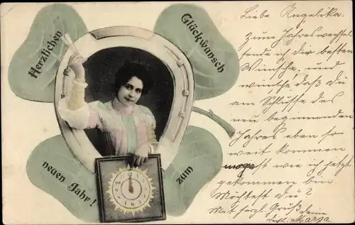 Ak Glückwunsch Neujahr, Frau mit Sektglas, Glücksklee, Uhr