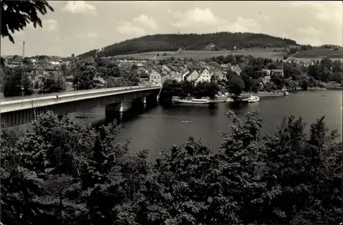 Ak Saalburg Thüringen, Am Stausee der Bleiloch-Saaletalsperre, Boote, Brücke