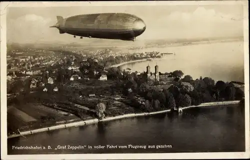 Ak Friedrichshafen am Bodensee, Luftschiff LZ 127 Graf Zeppelin in voller Fahrt, Fliegeraufnahme