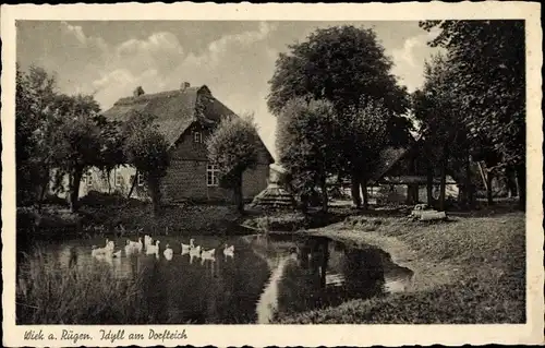 Ak Wiek auf der Insel Rügen, Idyll am Dorfteich, Reetdachhaus