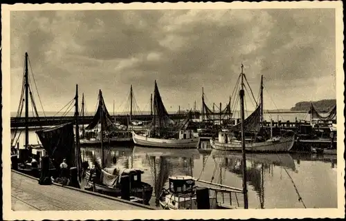 Ak Sassnitz auf Rügen, Fischereihafen, Fischerboote