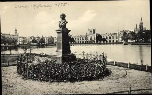 Ak Schwerin in Mecklenburg, Schliemann Denkmal, Pfaffenteich, Arsenal