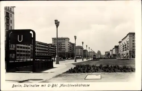 Ak Berlin Friedrichshain, Stalinallee mit U-Bahnhof Marchlewskistraße, Weberwiese