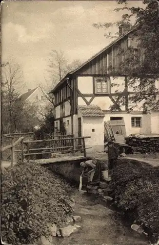 Ak Bogatynia Reichenau in Niederschlesien, Wäscherin am Bach