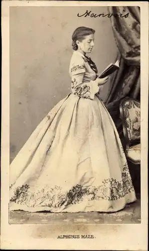 CdV Madame Manvois, Standportrait, Kleid, Buch, um 1870