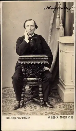 CdV Russischer Schauspieler Markowsukin Portrait, Anzug, Fliege, Stuhl, um 1870