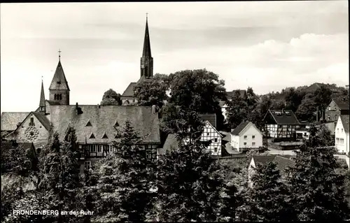 Ak Fröndenberg an der Ruhr, Kirchtürme, Fachwerkhaus