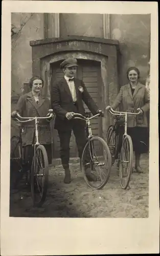 Foto Ak Junger Mann und zwei junge Frauen, Fahrräder, Ostern 1926