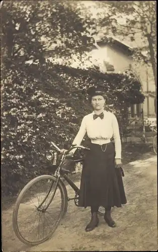 Foto Ak Junge Frau mit Fahrrad, Uniformmütze