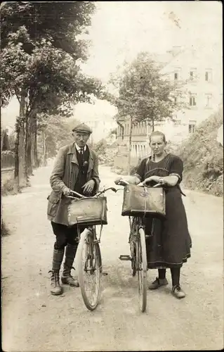 Foto Ak Mann und Frau mit Fahrrädern, Straße