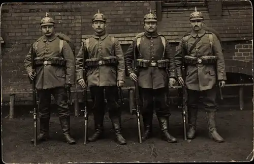 Foto Ak Marburg an der Lahn, Deutsche Soldaten in Uniformen, Kaiserzeit, I. WK