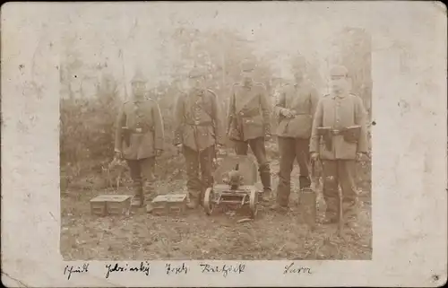 Foto Ak Deutsche Soldaten in Uniformen, Gruppenbild, Geschütz