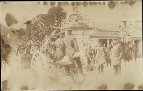 Foto Ak Karlsruhe in Baden, Deutsche Soldaten in Uniformen, Heerführer, Geschütz, I.WK