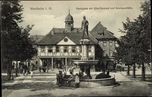 Ak Northeim in Niedersachsen, Marktplatz, Denkmal, Brunnen, Beutegeschütz