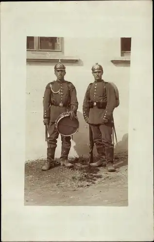 Foto Ak Deutsche Soldaten in Uniformen, Pickelhaube, Trommel, Kaiserzeit