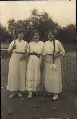 Foto Ak Drei Frauen, Tennisschläger, Tennisspielplatz