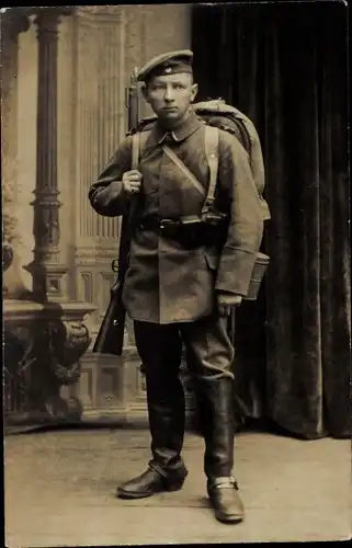 Foto Ak Deutscher Soldat in Uniform, Standportrait, Kaiserzeit