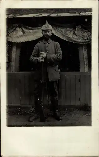 Foto Ak Deutscher Soldat in Uniform, Pickelhaube, Gewehr, Kaiserzeit