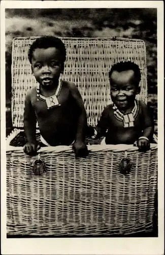 Foto Ak Afrika, Kinder in einer Truhe