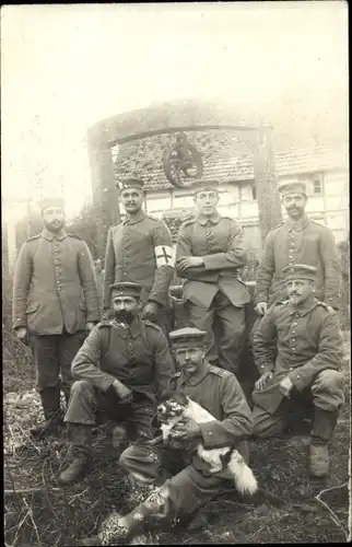 Foto Ak Deutsche Soldaten in Uniformen, Gruppenfoto, Hund