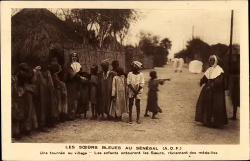 Ak Senegal, Ein Rundgang durch das Dorf, Die Kinder umringen die Schwestern