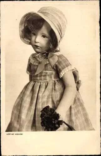 Ak Käthe Kruse Puppe, Mädchen mit Blumenstrauß