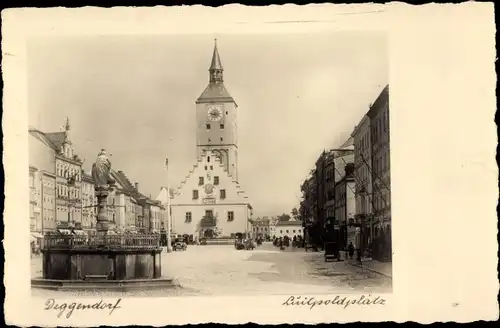 Ak Deggendorf im Bayerischen Wald Niederbayern, Luitpoldplatz, Brunnen, Kirche