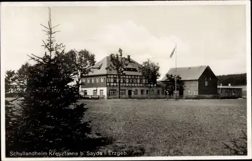 Ak Sayda im Erzgebirge, Blick auf das Schullandheim Kreuztanne, Fahnenmast