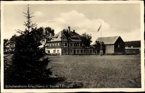 Ak Sayda im Erzgebirge, Blick auf das Schullandheim Kreuztanne, Fahnenmast