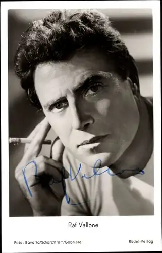 Ak Schauspieler Raf Valloine in Rose Bernd, Portrait mit Zigarette