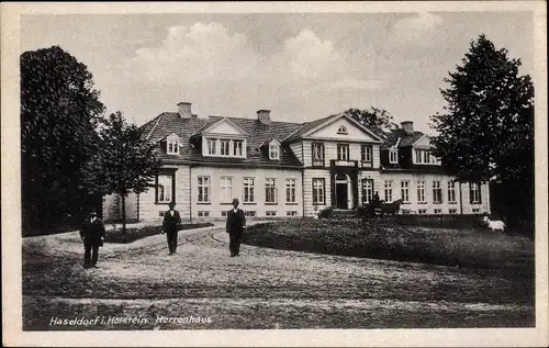 Ak Haseldorf in Schleswig Holstein, Blick auf das Herrenhaus, Besucher