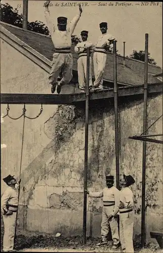 Ak Saint Cyr Yvelines, Saut du Portique, Übung französischer Soldaten