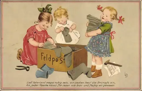 Künstler Ak Döring, Lia, Mädchen packen Feldpost Kiste, Strümpfe