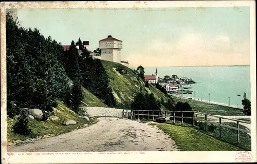 Ak Michigan USA, alte Festung und Hafen von Mackinac Island