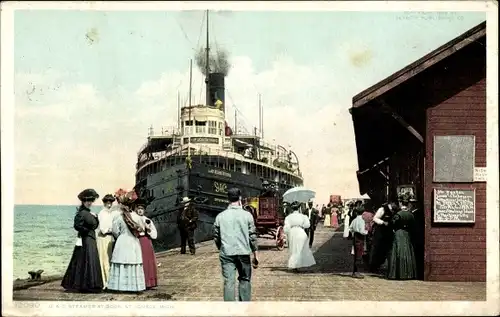 Ak Michigan USA, Mackinc Island, Streamer am Dock