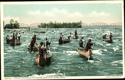 Ak Sault Sainte-Marie Michigan USA, Indianer beim Angeln in den Stromschnellen