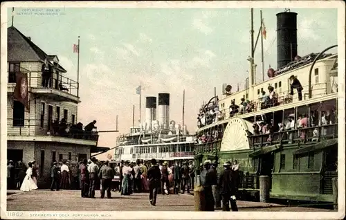 Ak Michigan USA, Luftschlangen am Dock, Hafen