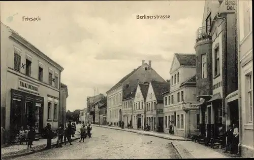 Ak Friesack in der Mark, Berliner Straße, Geschäfte, Gasthaus