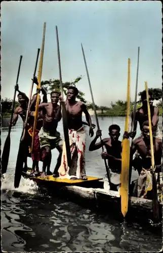Ak Afrikanische Männer in einem Boot, Paddel