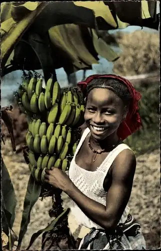 Ak Junge afrikanische Frau bei der Ernte von Bananen