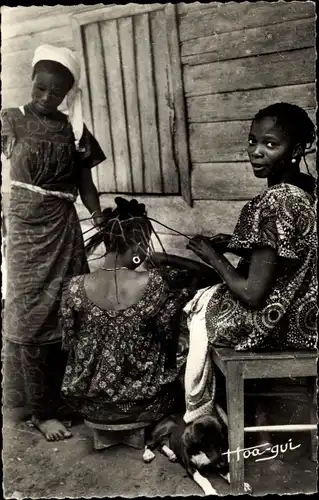 Ak Französisch Äquatorial-Afrika, afrikanische Frauen vom Volk der Basoundi frisieren sich