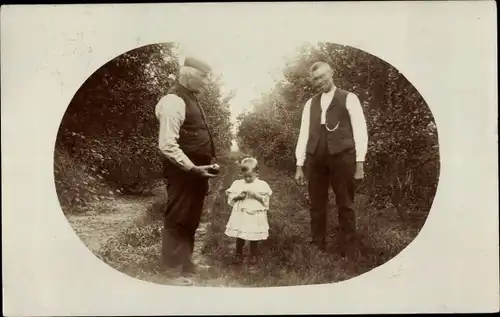 Foto Ak Niederländische Volkstracht, Familienbild, Mädchen, Spaziergang