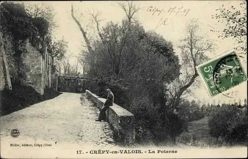 Ak Crépy in Valois Oise, La Postern